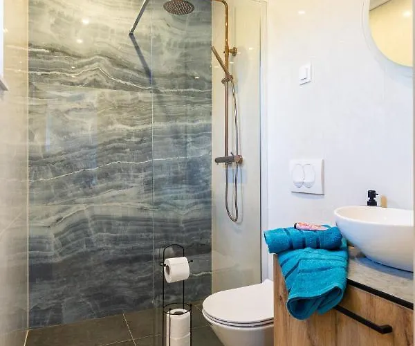 아파트 Alpha And Simba *